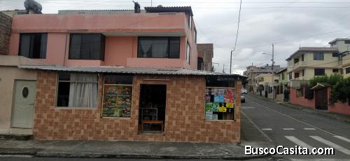 Casa en venta en la ciudad de Ambato, sector tranquilo con local comercial.