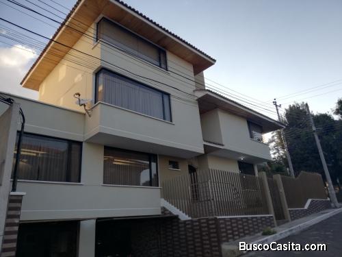 Se vende casa de 3 dormitorios en el barrio el Condado.