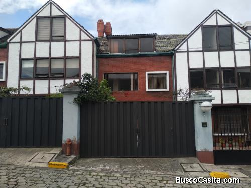 Casa de 3 dormitorios en conjunto privado sector Av. 6 de Diciembre 