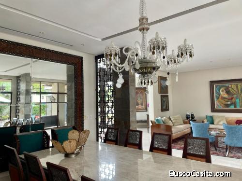 VENDO LUJOSA VILLA DE  EN RIBERAS DE BATÁN, SAMBORONDÓN