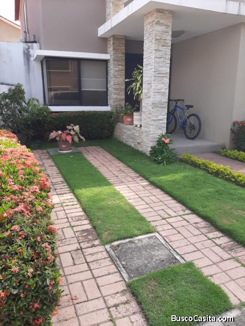 VENDO BONITA VILLA DE 2 PLANTAS EN CIUDAD CELESTE