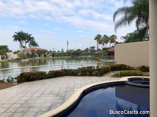 VENDO HERMOSA VILLA DE 4 DORMITORIOS KM 2.5 VÍA SAMBORONDÓN 