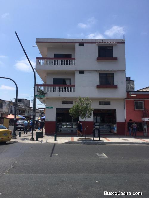 Vendo casa esquinera de 3 plantas en ZONA COMERCIAL