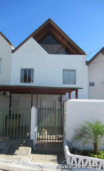 Casa de  3 plantas, 4 dormitorios, 4 baños, atico. Urbanizacion Camino de los Eucaliptos