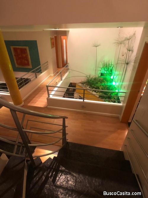 VENTA LUJOSA CASA - SECTOR CUMBAYA