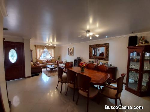 EN VENTA: Amplia Casa de 4 dormitorios en Loja.