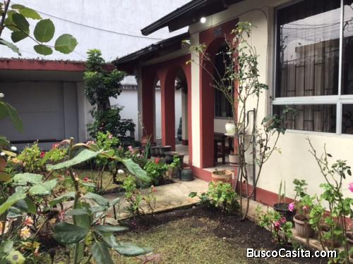 Amplia casa en sector Quito Norte calle Machala