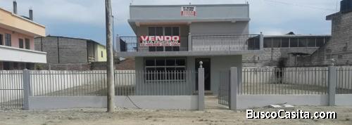 VENDO CASA EN TONSUPA CON DOS DEPARTMENTOS Y DOS TERRENOS A LOS LADOS  