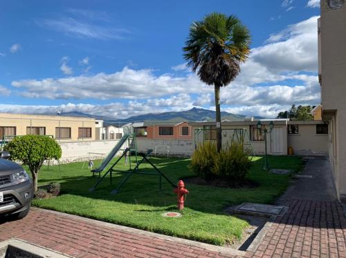 CONOCOTO, venta de bonita casa, 3 dormitorios, estudio, sala de estar, estacionamiento          