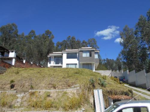 CONOCOTO, hermosa propiedad independiente en venta, 3 dormitorios con baño, 2 salas, 2 estacionamien