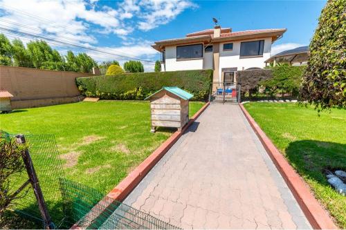 San José del Valle, hermosa propiedad esquinera de 1.035m2 de terreno y 655m2 de construcción