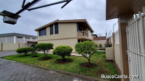 Amplia y Acogedora Casa Remodelada en Sector Comercial