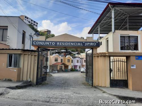 CASA DE TRES PLANTASD, ECONÒMICA FRENTE AL PARQUE JIPIRO