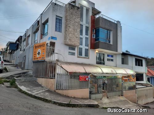 CASA ESQUINERA DE TRES PLANTAS CON LOCAL COMERCIAL