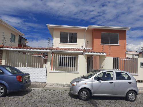 ARRIENDO casa, Oasis de la Hacienda, 3 alcobas, e salas, 3 estacionamientos