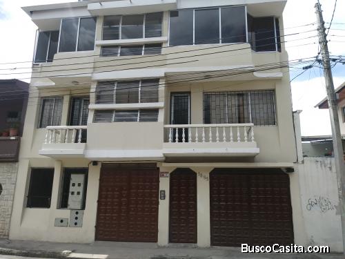 Se vende una linda y amplia casa rentera en el centro de Cuenca