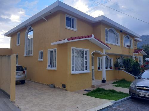 OPORTUNIDAD, vendo en Mirasierra casa 3 alcobas, estudio y patio, 220m2 terreno, área 185m2 