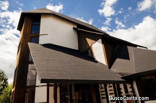 CASA ESTILO SUIZO DE MADERA Y LADRILLO, URB. CERRADA, EXCELENTE UBICACION VALLE DE LOS CHILLOS