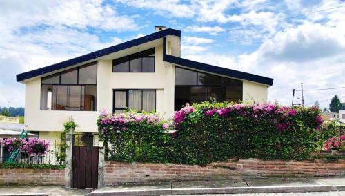 Venta de propiedad esquinera, 312m2 terreno y 224m2 construcción, 4 alcobas 