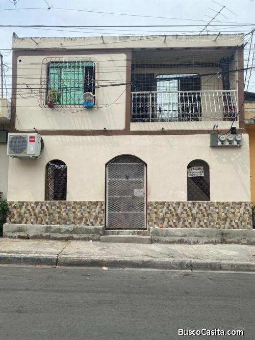 Casa de dos plantas, cerca de la parada de la metrovia GUASMO CENTRAL