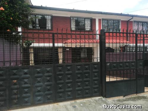 Vendo casa de dos pisos en zona comercial 