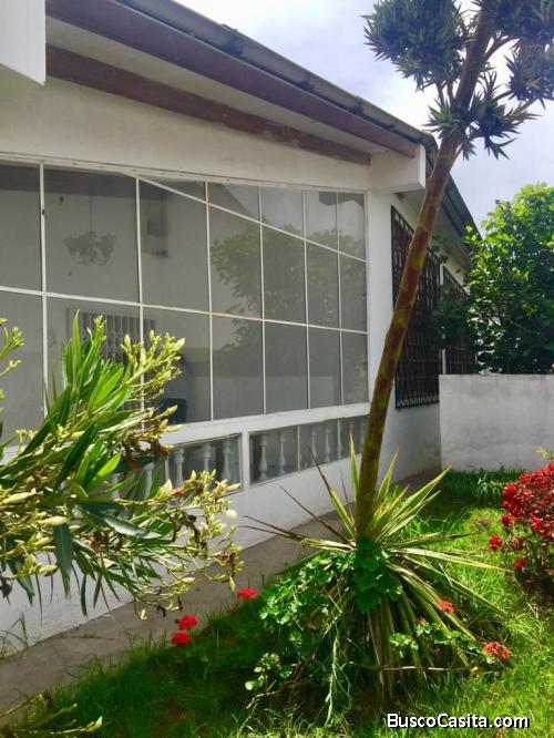 Vendo acogedora  y amplia casa familiar con huerta y jardin en la Mitad del Mundo 