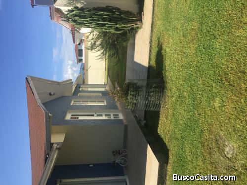 Dentro de Urbanización Hacienda Capelo, se vende linda casa independiente de un solo andar 