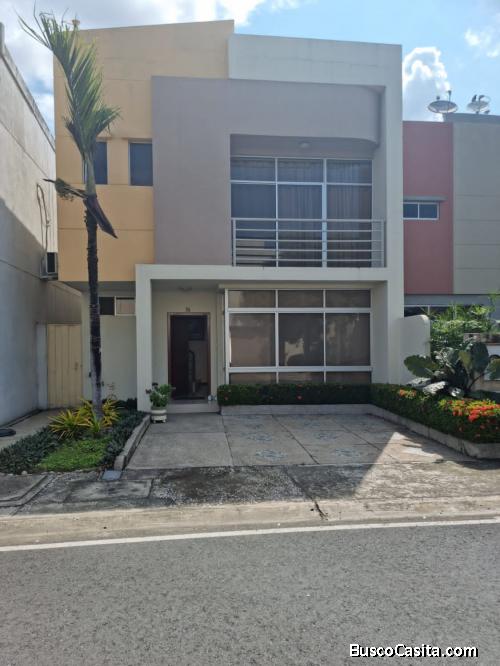 GRAN OPORTUNIDAD!!! VENTA DE HERMOSA CASA DE DOS PLANTAS EN URBANIZACION MATICES DE SAMBORONDON