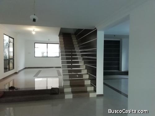 Venta de hermosa casa de 2 pisos ubicada en Urb privada Santa Maria de Casa Grande 
