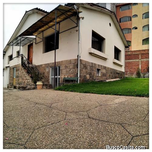 AMBATO. HERMOSA PROPIEDAD EN BARRIO MIRAFLORES.