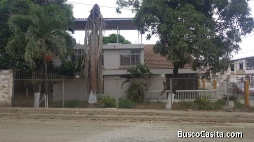 CASA AMPLIA CON DISEÑO ARQUTECTONICO A DESNIVEL