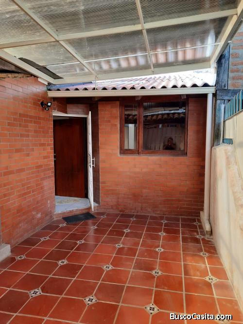 HERMOSA CASA DE OPORTUNIDAD EN URB. VICTOR CARTAGENA -CAYAMBE