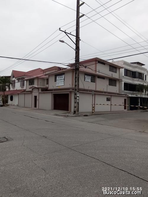 Vendo casa esquinera con 3 departamentos amplios en Kennedy Norte