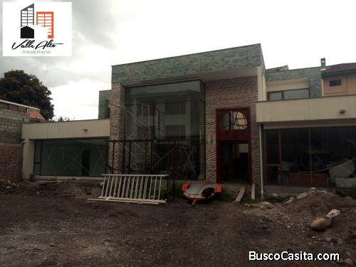 CASA DE LUJO POR ESTRENAR EN ZONA RESIDENCIAL DE CUENCA.