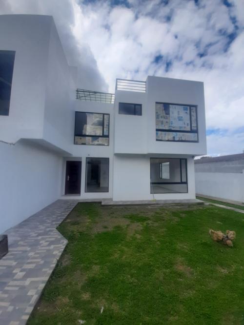 Casas en venta, sector Conocoto, 3 alcobas, patio, 2 estacionamientos 