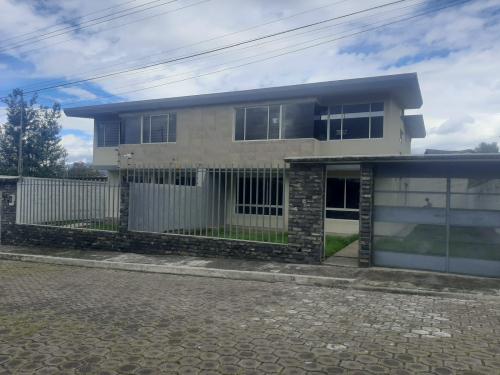 Casa en venta, sector Conocoto, 3 alcobas, patio, 2 estacionamientos