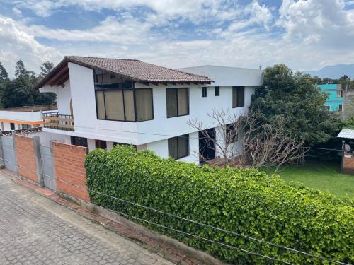 CONOCOTO, vendo propiedad independiente, Terreno 688m2, construcción 326m2, galpón