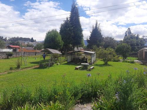 CHILLOS, Propiedad en venta, área 3475m2, 2 frentes, 3 casas, canchas, jardines