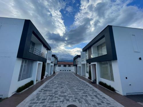 MIRASIERRA, estrene casa en conjunto pequeño, 3 parqueos y patio, sala estar