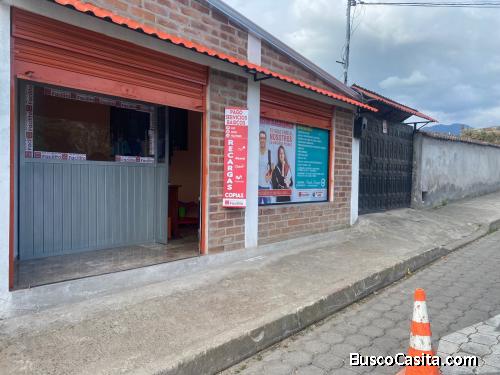CAYAMBE VENDO CASA ESTILO CAMPESTRE CON LOCAL COMERCIAL