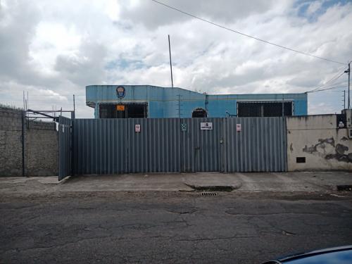 QUITO, Bellavista (Cotocollao), vendo propiedad comercial, con locales, oficinas y bodegas