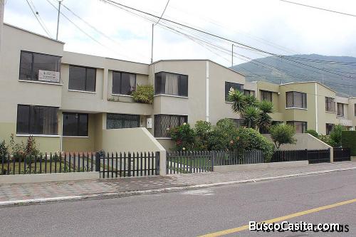 Casa de venta Dos Hemisferios, sector Pusuquí con parqueadero incorporado $87.000