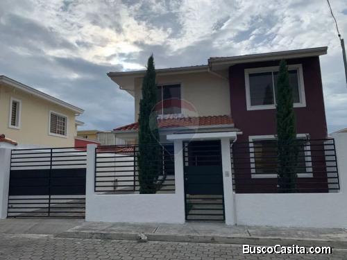EN VENTA CASA 4 HAB. URB. OASIS DE LA HACIENDA