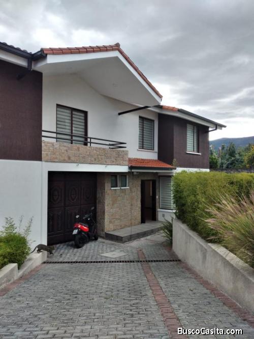 4 dormitorios 4 baños 3 pérgolas garaje para 3. Vehículos áreas verdes...acabados de primera 