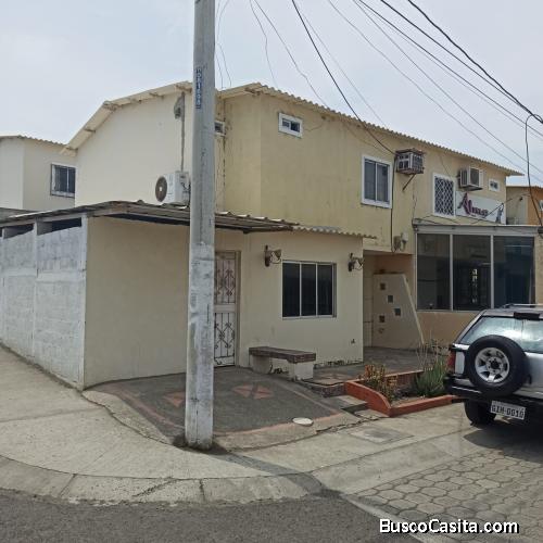 Vendo Casa en Manta con local comercial en ciudadela