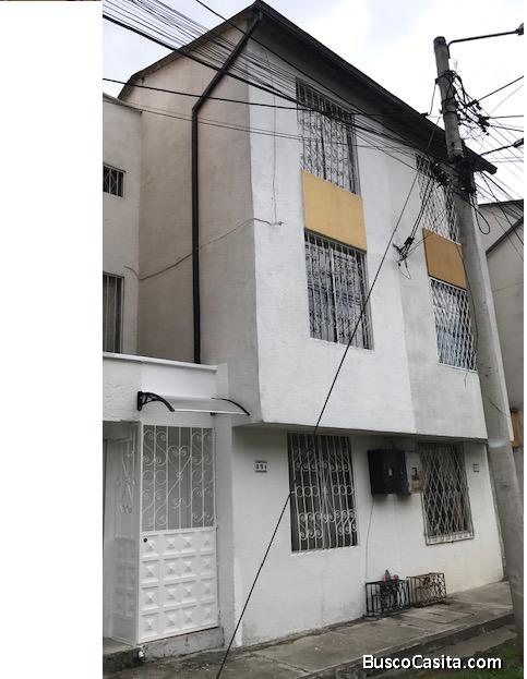 CASA EN EXCELENTE ESTADO EN EL MEJOR SECTOR ESTRATEGICO DEL SUR DE QUITO