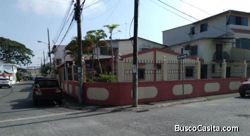 Venta de terreno con casa esquinero - Sector Academia Naval