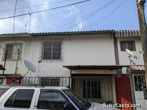 Casa de dos Plantas Amplia Cerca Centros Comerciales, Parque  y seguridad privada