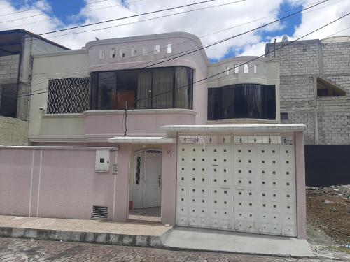 CONOCOTO, venta de Casa en Urbanización, 4 alcobas, terraza, 2 parqueos, patio