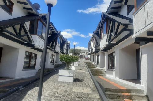 CONOCOTO, linda casa de 3 dormitorios en conjunto, patio y estacionamiento